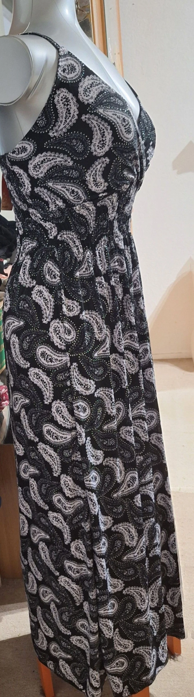 Vestido largo con escote ajustado – photo 3